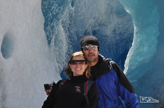 Foto na entrada de uma caverna de gelo azul no glaciar Viedma, no Parque Nacional Los Glaciares, região de El Chaltén, no sul da Argentina